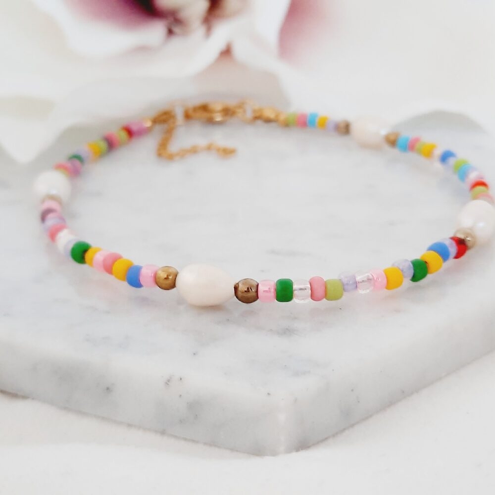 Bransoletka na kostkę z kolorowych koralików z kamieniami hematytu i perłami naturalnymi