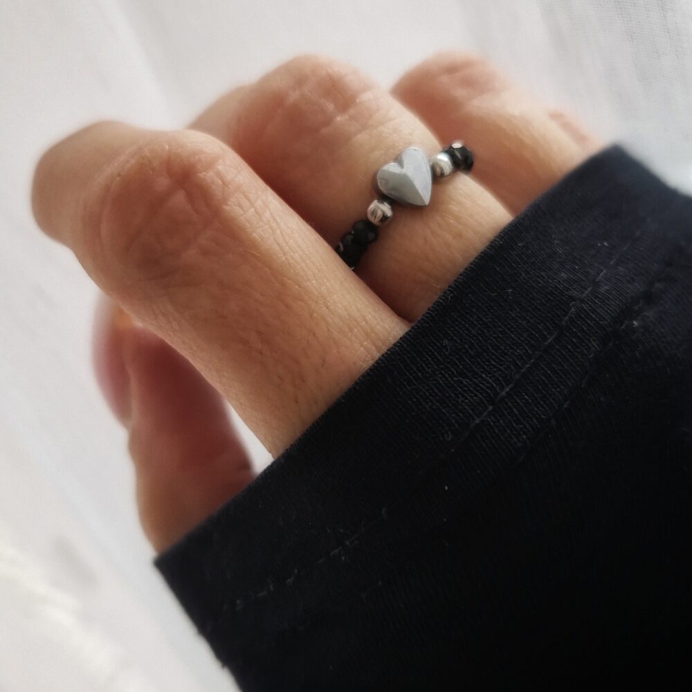 Piękny pierścionek z kamyczków cyrkonii i serduszka z hematytu silver
