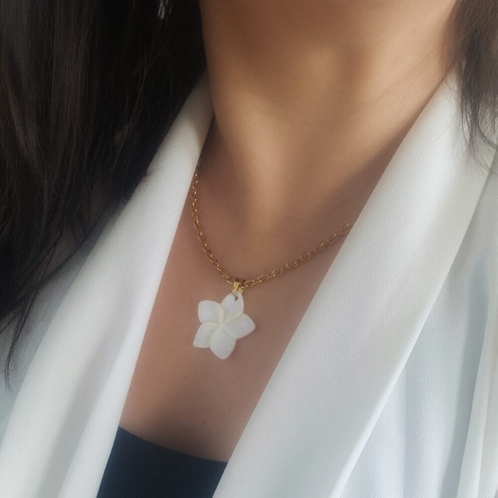 Naszyjnik White Flower Biały Kwwiat z masy perłowej stal chirurgiczna