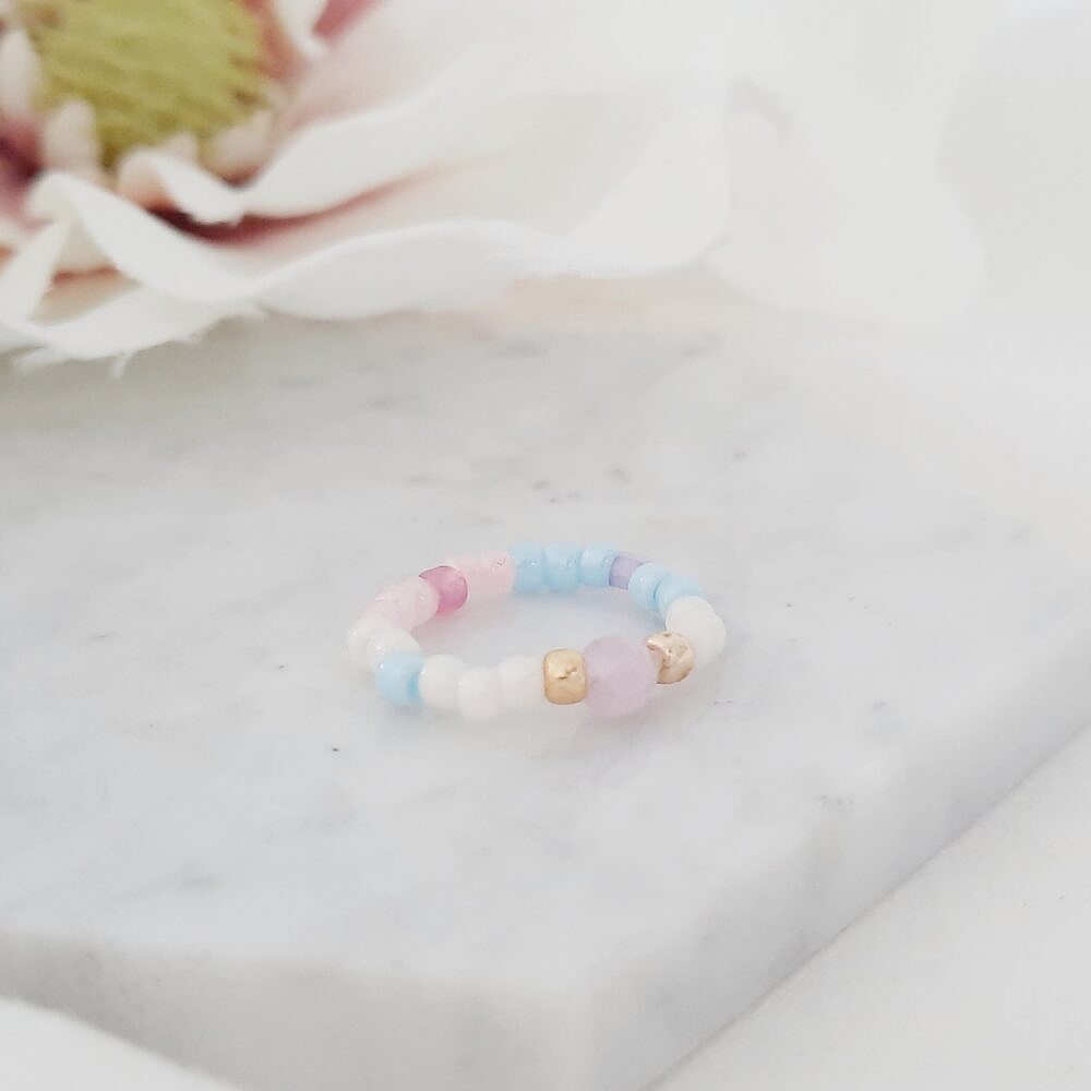 Piękny pastelowy pierścionek elastyczny z jadeitem z kolorowych koralików