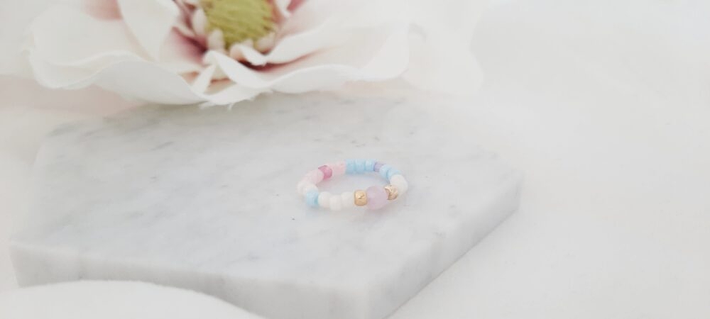 Piękny pastelowy pierścionek elastyczny z jadeitem z kolorowych koralików