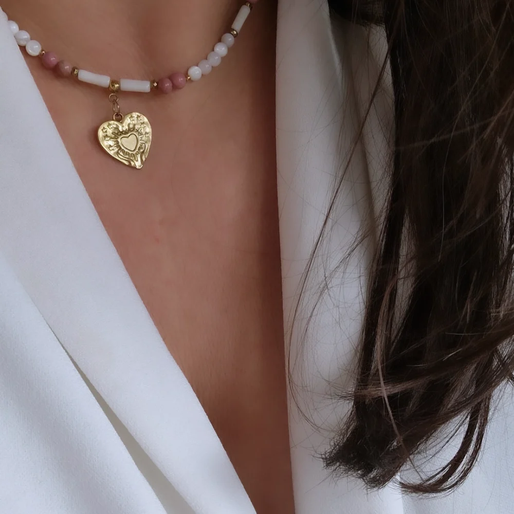 Piękny, elegancki i efektowny naszyjnik choker z kamieni Rodonit Heart pasuje do każdej stylizacji. Pięknie się prezentuje