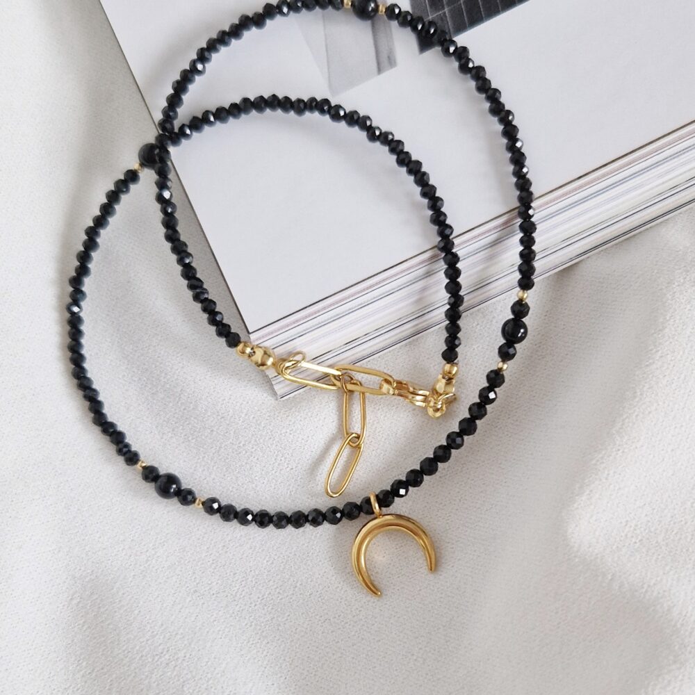 Naszyjnik choker z kamieni Turmalin Lunula to elegancka biżuteria, która łączy w sobie naturalne piękno czarnych turmalinów oraz tajemniczego blasku Lunuli.