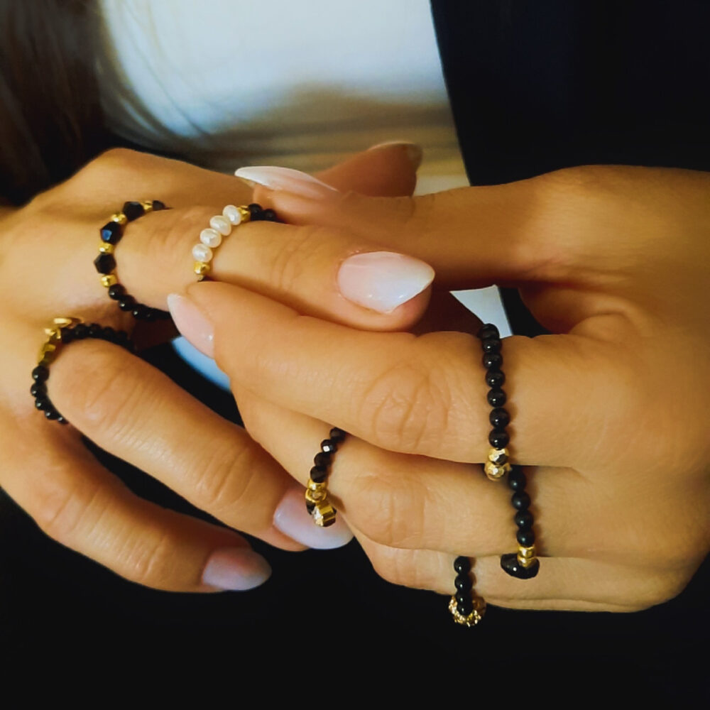 Pierścionki z drobniutkich kamyczków